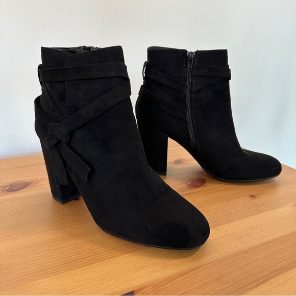 Black Faux Suede Block Heel Ankle Boots | Wrap Bow Detail | Le Château | Size 40 - Picture 1 of 6
